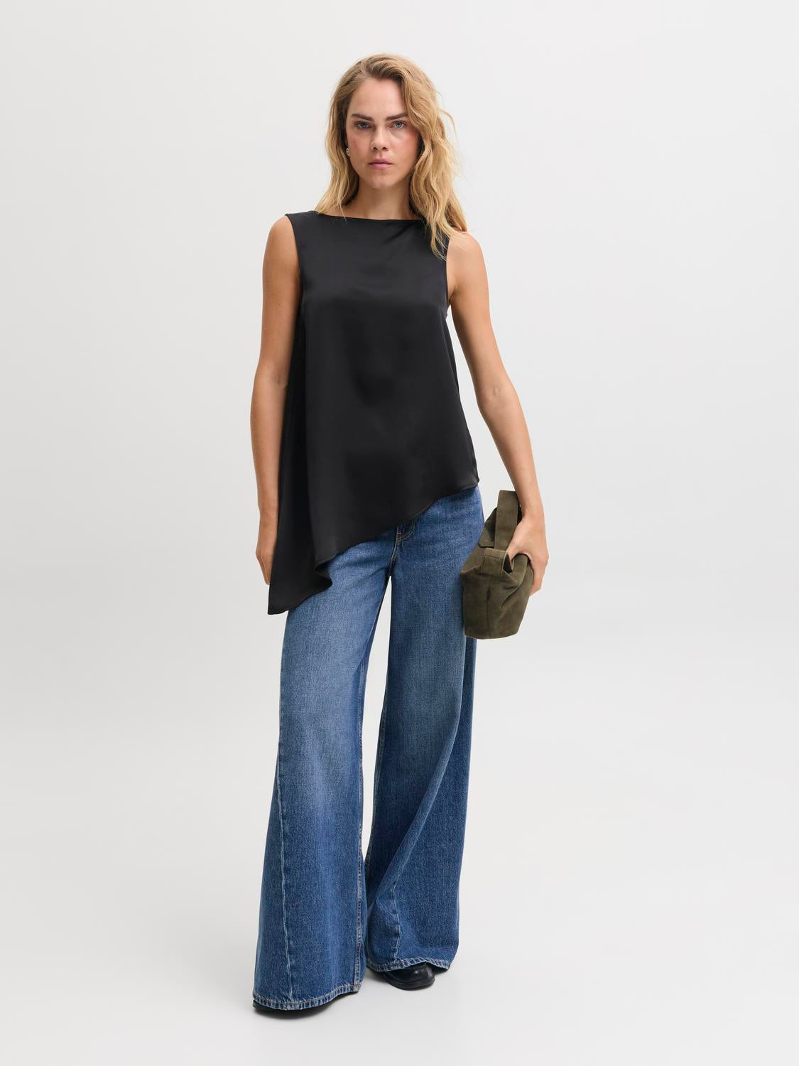 model_shot-front_full